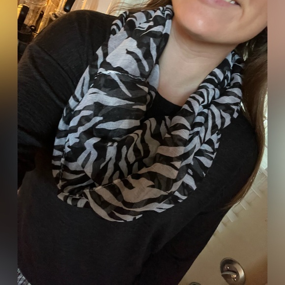 ⚫️Zebra Infinity Scarf - Picture 5 of 9